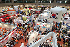2011台北國際觀光博覽會13日在台北世貿一館登場，吸引許多民眾前來參觀，挑選優惠的旅遊行程。圖片來源：中央社