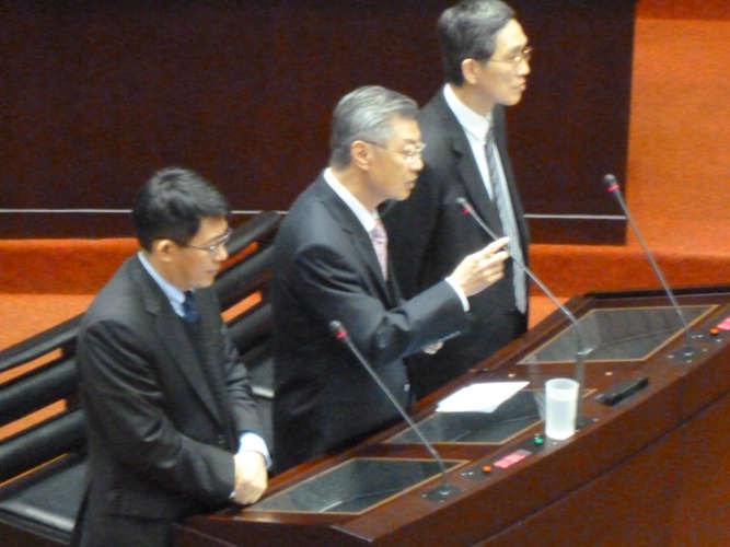 行政院長陳冲16日坦承，由義美實驗室檢驗台灣豬含瘦肉精報告的「民間人士」正是義美食品的總經理高志明。圖片：謝莉慧/攝
