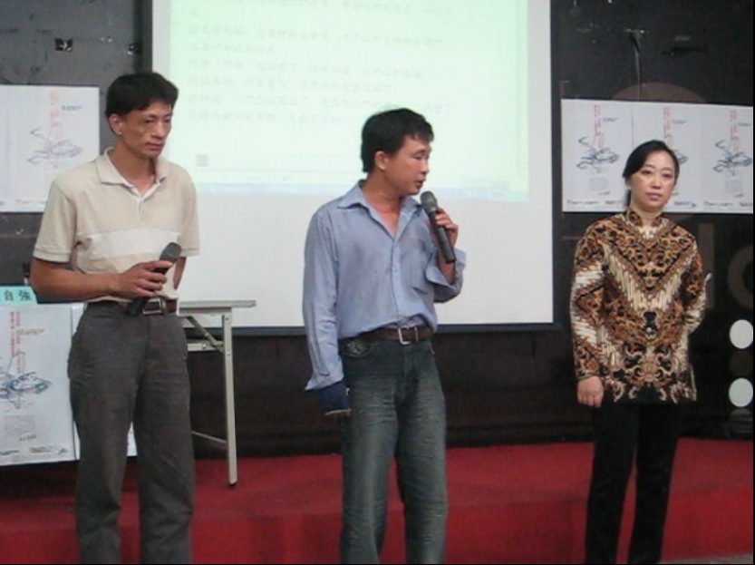 工傷協會理事長張榮隆，在記者會上，演唱自己創作的「回家」這首歌，告訴大家他遭遇職業傷害的故事。圖片：徐佳宜/攝。