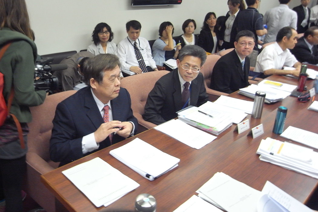 立法院社會福利與衛生環境委員會今天針對「關廠工人絕食事件與未依法提撥舊制勞退金之解決方案」進行專案報告，會議開始前，勞委會主委潘世偉拒絕對關廠工人議題進行回應。圖：楊宗興/攝