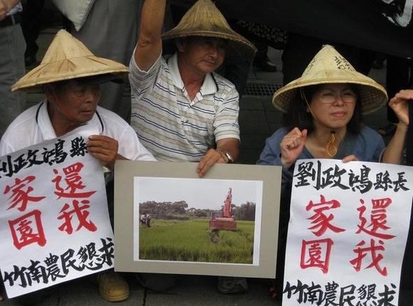 去年苗栗大埔科學園區徵地案，因怪手開進結穗的稻田恣意破壞，引發當地農民的抗爭，更造成社會一波波要求土地正義的聲浪。圖片來源：翻攝自網路。