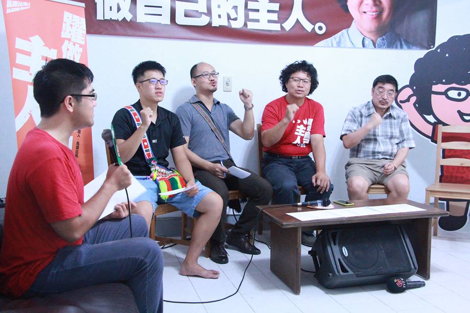 平地原住民立委參選人馬躍‧比吼4日率眾人高喊「我要原民課綱，做自己的主人。」圖：劉彥彤/攝