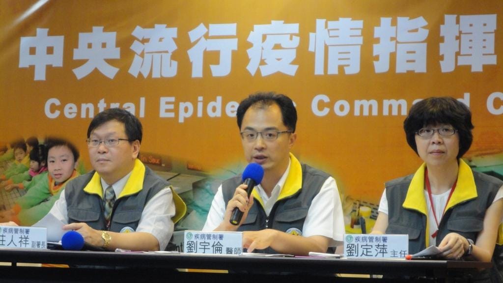 衛福部疾管署今(6)日公布疫情監測結果。由左至右為，疾病管制署莊人祥副署長、疾病管制署劉宇倫醫師、疾病管制署劉定萍主任。圖：沈妤宣/攝。