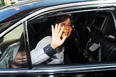 行政院26日核定基本工資月薪有條件調漲。在立法院衛環委員會備詢的勞委會主委王如玄隨即宣讀請辭聲明，離開立法院。圖片來源：中央社。