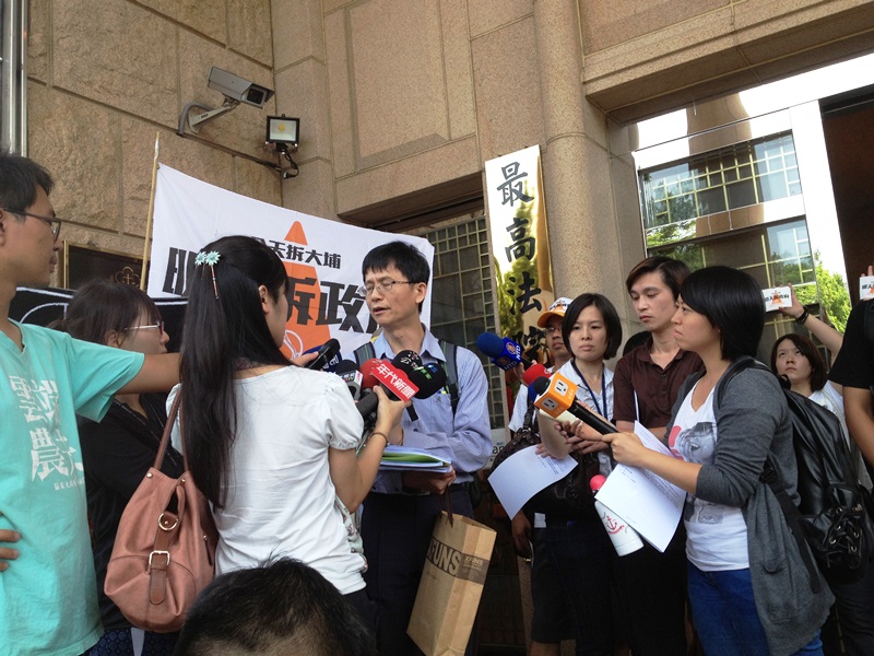 台灣農村陣線今（19）日上午11點，到最高法院檢察署前遞狀，撰寫訴狀的詹順貴律師正接受訪問。圖：王立柔/攝