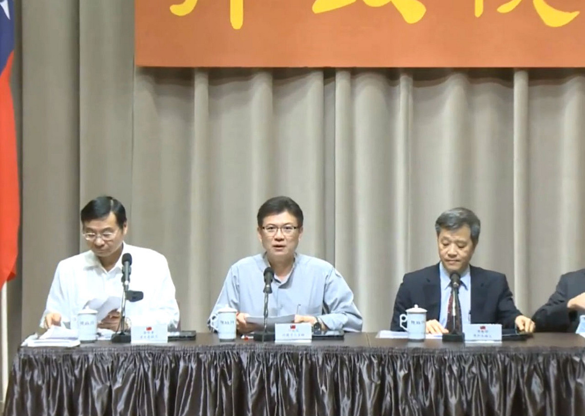 行政院23日通過勞基法修法，未來勞工工時縮減為單週40小時，勞工將可全面週休二日。圖：翁嫆琄/攝
