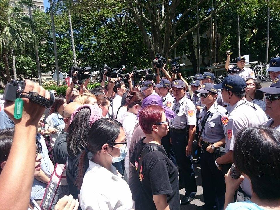 基護工會6日赴行政院抗議，由於政院代表遲未出現，現場人員情緒激動，一度要衝撞警察。圖：翁嫆琄/攝