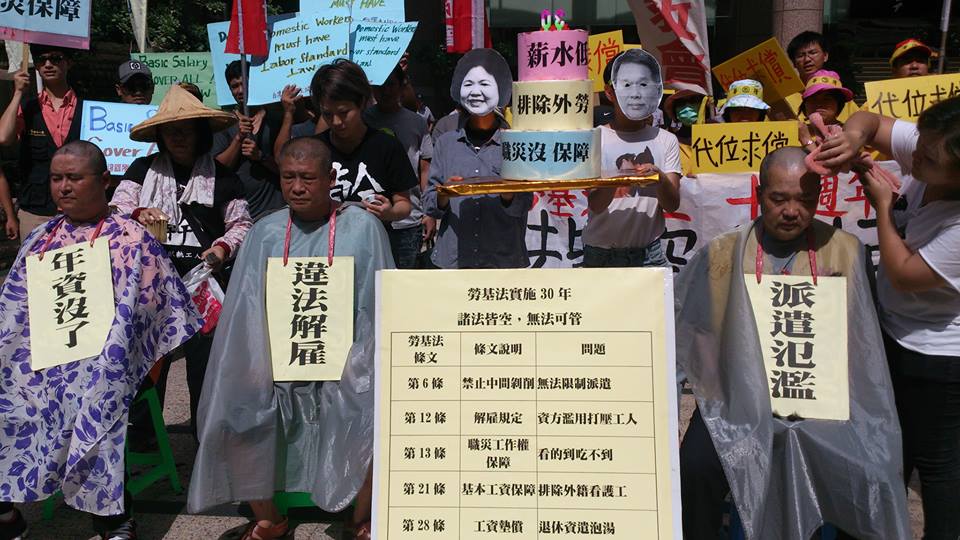 3名勞團成員於現場上演剃髮行動劇，諷刺「諸法皆空，無法可管」的《勞基法》，現場更多次唱起「生日不快樂」歌，傳達勞工的悲哀處境。圖2之1：謝宗穎/攝