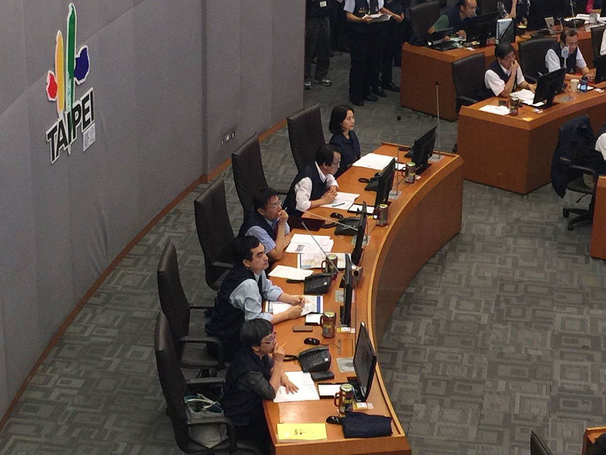 台北市長柯文哲在6日晚間6點先前往教育部勸離佔領教育部廣場的反課綱學生，隨即在晚間抵達災害應變中心坐鎮，親自主持防災會報。圖：劉奕霆/攝