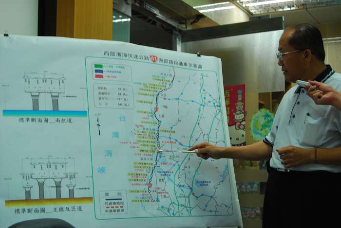 公路總局西部濱海公路南區工程處處長楊宗岳表示，西濱快速公路布袋南航道通車後，從雲林縣台西鄉就可以直通台南市七股區，可節省20分鐘左右的行車時間。圖片:黃沛云/攝