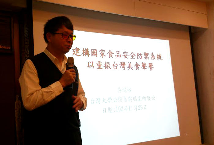 台大教授吳焜裕今(29)日呼籲，政府應該建立國家食品安全評估機構，才能有效預防食安問題發生。圖：翁嫆琄/攝。