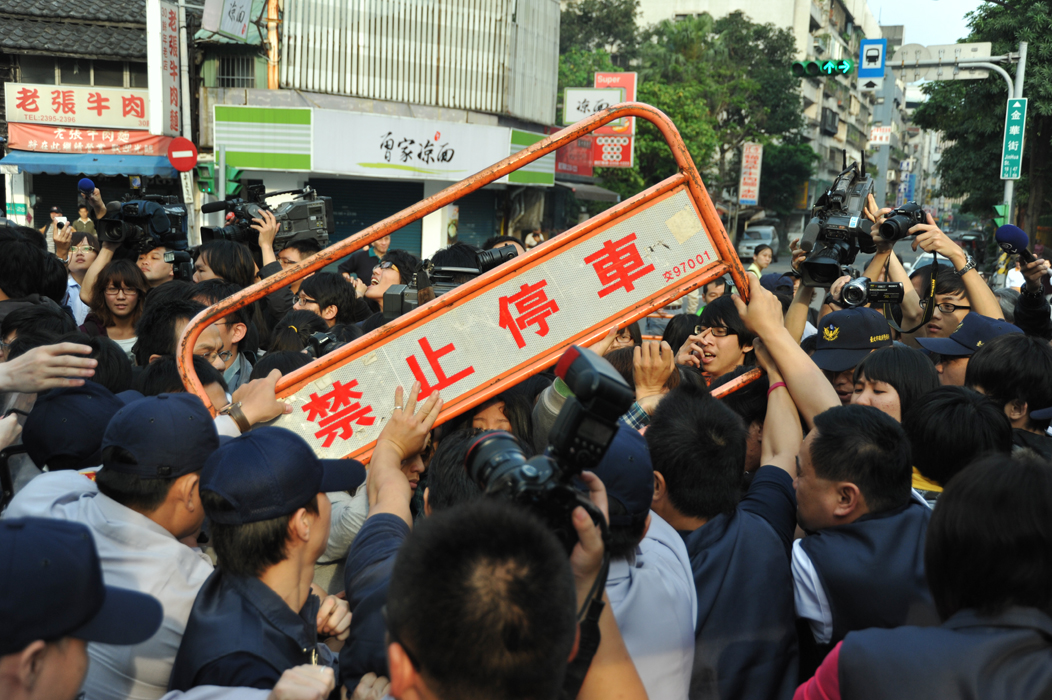 法務部與台北地方法院今（24）日將執行華光社區6戶屋舍的拆除工作，清晨5時50分工程機具進入金華街封鎖區，聲援學生與警方多次發生激烈推擠。圖：楊宗興/攝