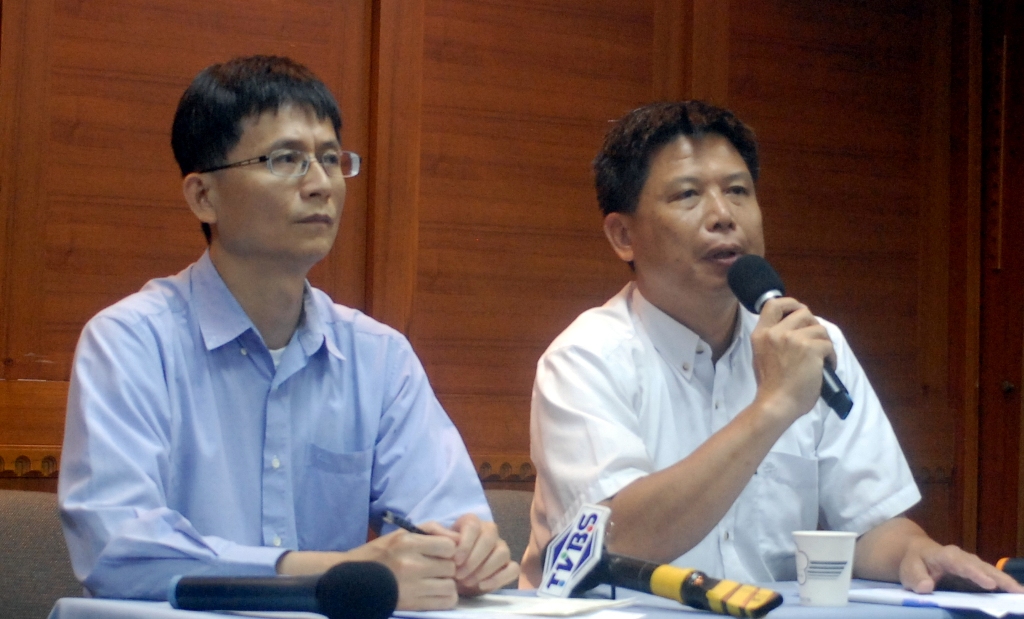政大教授徐世榮（右）23日遭警方逮捕移送士林地檢署，他今（27）日表示，而大同分局向他提出交換條件：移送士林地檢署，或者不移送，但是配合警方對外說明，警方當天並非以現行犯身份逮捕他，而是被請到警局說明。圖：台灣農村陣線提供