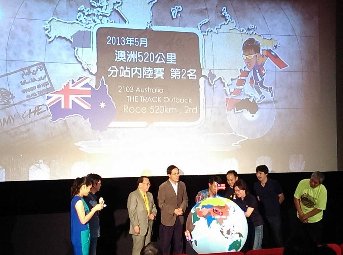 陳彥博今(31)日於台北華山文創園區舉行「世界7大洲8大戰超極馬拉松賽挑戰成功圓滿記者會」，陳彥博的父母、成淵高中啟蒙老師潘瑞根帶著學弟應邀出席，「飛躍羚羊」紀政也到場祝賀。圖：莊崇暉/攝