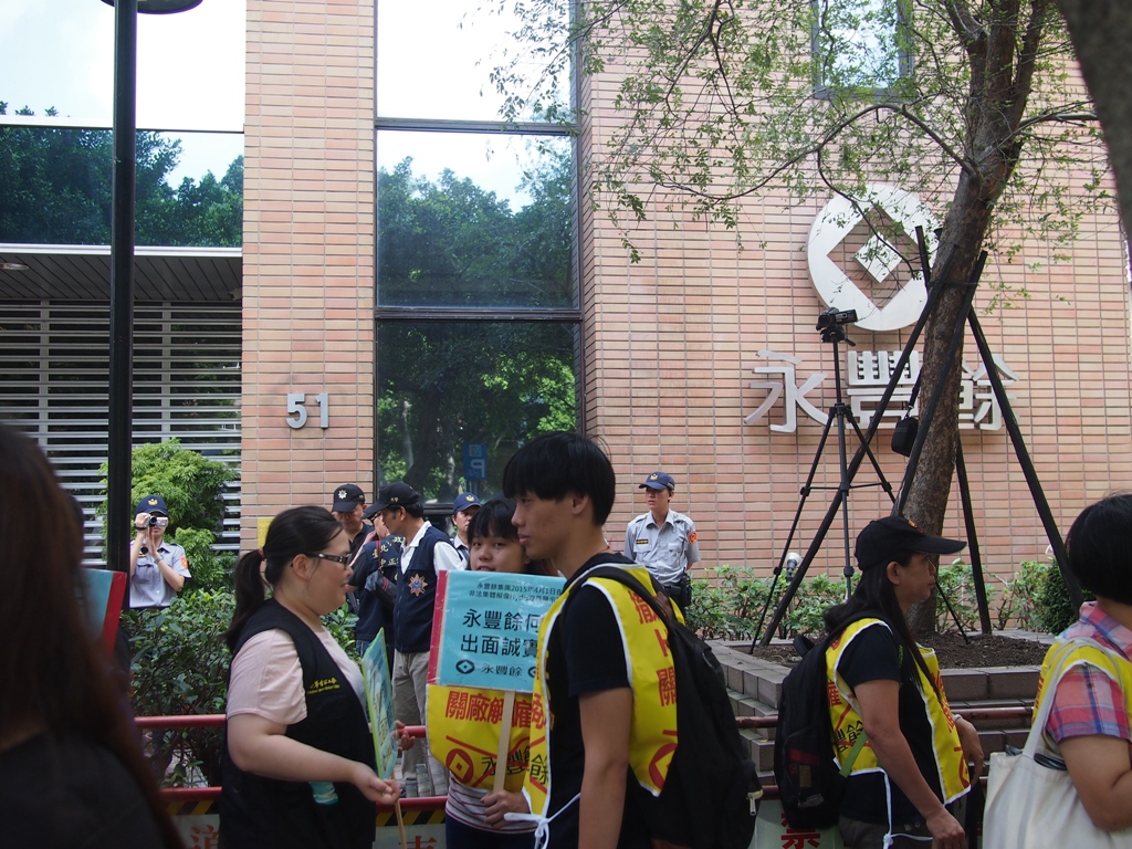 韓國勞資關係委員會29日下午駁回Hydis工會提起的不當解雇訴願，Hydis母公司台灣元太科技30日表示欣慰。圖為13日韓國Hydis工人於台灣永豐餘總部前抗議的活動照片。圖:何星瑩/攝
