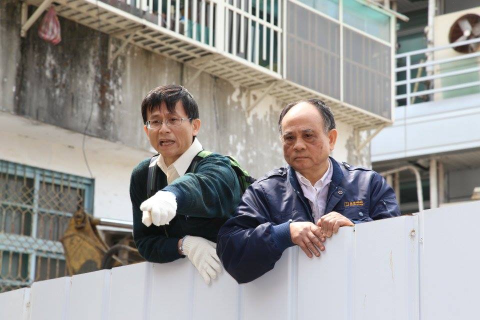 律師詹順貴和王清泉在工地裡，大聲斥責同意戶。圖2之2：林雨佑/攝