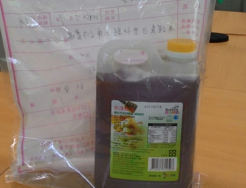 台南市政府衛生局25日表示，在24日接獲五十嵐自主通報，飲品中所使用之蜂蜜經自行送驗SGS檢驗公司，檢出動物用藥四環黴素與規定不符，已自行下架該產品。圖：台南市衛生局提供
