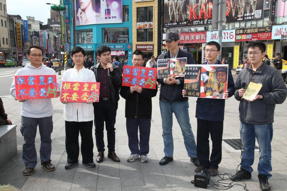 抗獨史陣線7位成員在西門町6號出口旁舉行記者會，公開批評《KANO》腐蝕台灣主體性。圖：林雨佑/攝