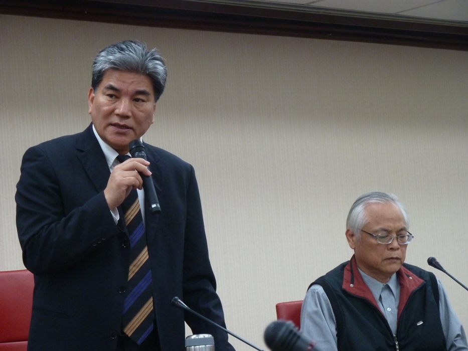 內政部長李鴻源(左)和南投縣代理縣長陳志清(右)今(18)日下午親自主持記者會，公布清境民宿位置與全國災害潛勢圖套疊結果。圖2之1：謝莉慧/攝