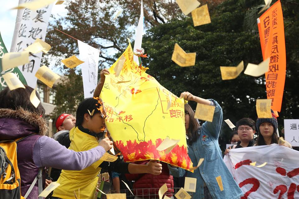 反迫遷連線成員將一張畫有各縣市迫遷議題的台灣地圖燒毀，象徵遍地烽火。圖2之1：林雨佑/攝