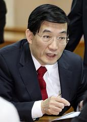 行政院人事行政總處人事長黃富源27日在立法院司法及法制委員會表示，已將公務員年終獎金辦法送立法院核備，今年公務員年終獎金1.5個月。圖：中央社