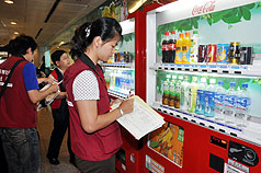 終止有毒塑化劑行動日（D-Day）31日展開，5大類食品須出具安全證明才能販售。圖為桃園縣衛生局人員前往桃園機場稽查，發現自動販賣機根本沒貼食品安全證明。圖片來源：中央社。