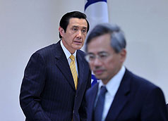塑化劑事件持續擴大，總統馬英九1日在國民黨中常會上指出，5月下旬才知道這件事情。圖為衛生署長邱文達出席中常會，專案報告食品遭塑化劑污染的情形。圖片來源：中央社。