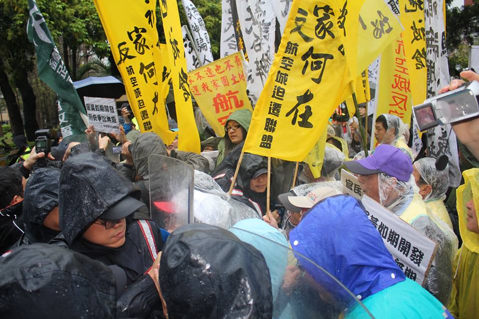 航空城反迫遷聯盟2度想要進去行政院，跟警方發生推擠。圖3之3：林雨佑/攝