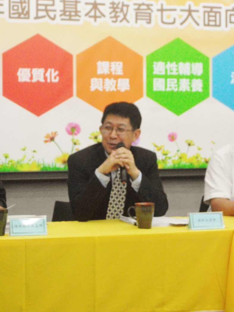 蔣偉寧今日下午參加「12年國教7大面向務實推動」記者會時，部分媒體問蔣偉寧有關排富門檻問題，但蔣偉寧並未正面回應。圖：涂鉅旻/攝