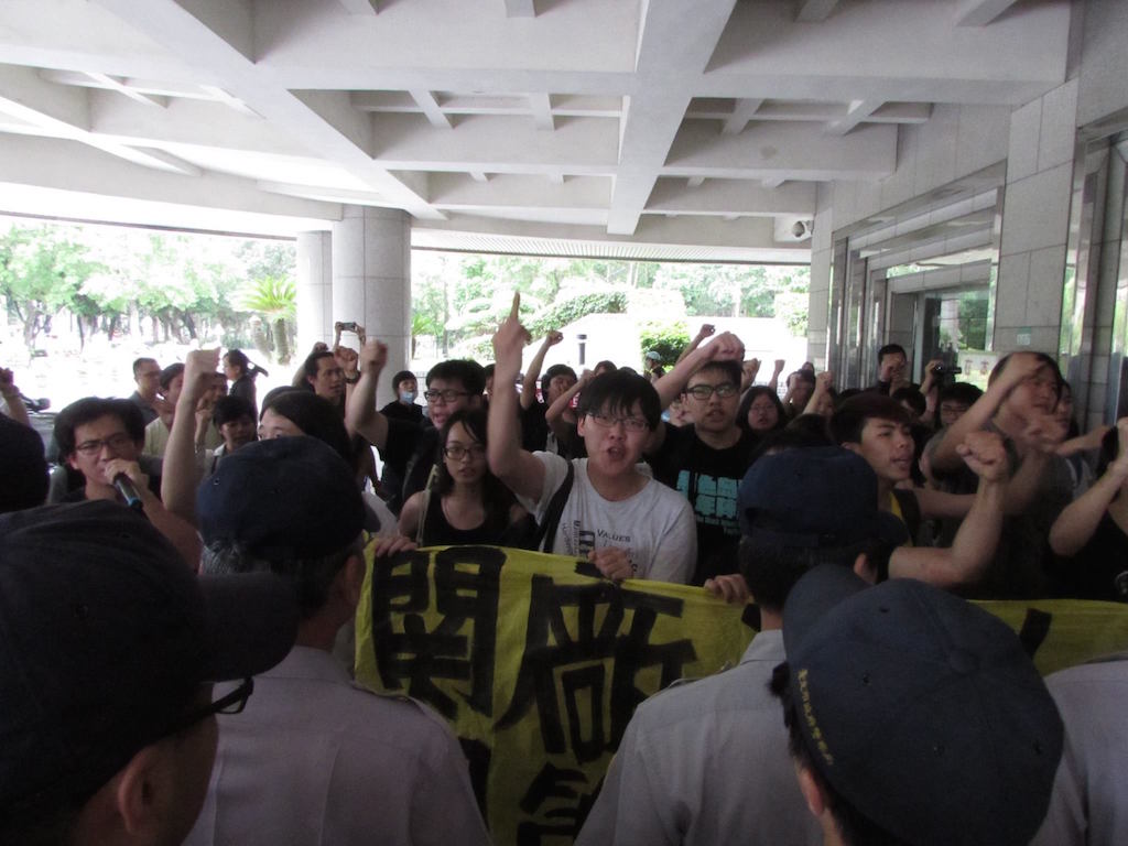 柯文哲下午走到議會門口時，說了一句「我根本沒有下令」，接著便被一旁幕僚帶進市議會，未再多說，讓現場民眾更為不滿，和警方發生推擠衝突，並多次高喊「財團殺人，柯P包庇」的口號。圖：邱珮文/攝