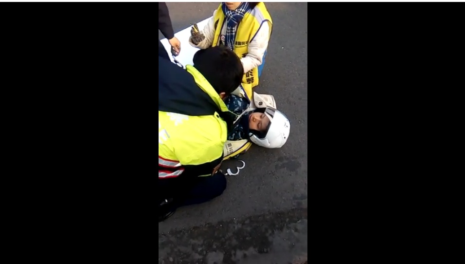 宣傳割闌尾的民眾被警察當街制伏，上銬帶走。圖：翻攝自youtube。