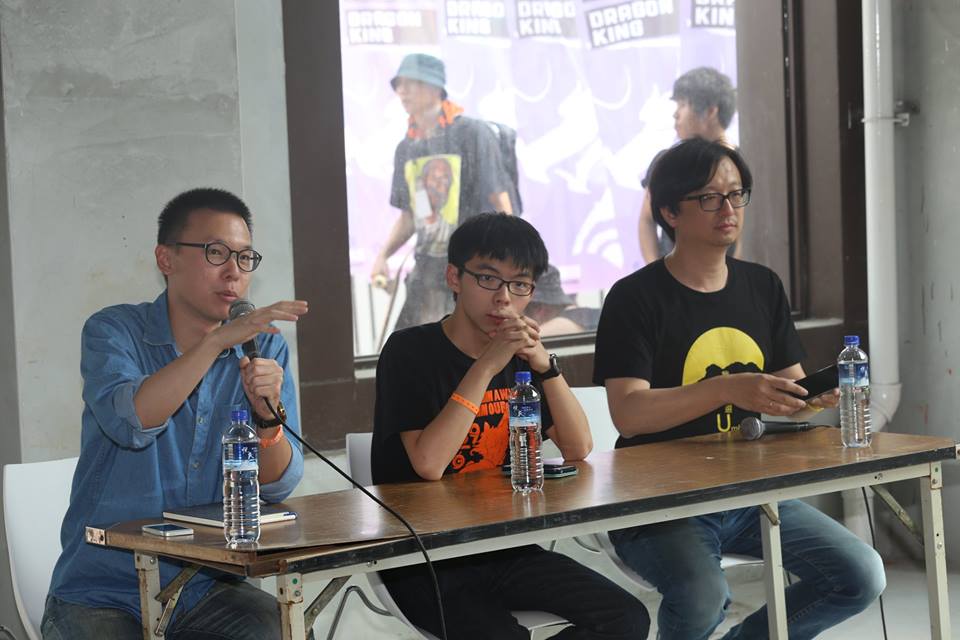 台灣318運動領袖林飛帆（左）、香港佔中運動領袖黃之鋒（中）今（28）天在高雄「大港開唱」音樂節座談會首度同台，反思兩地運動。圖：林雨佑/攝