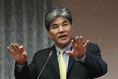 親民黨籍立委張曉風22日在立法院內政委員會為台灣的未婚女性請命，希望政府能補助台灣「剩女」，李鴻源答詢時表示，現在娶外配的家庭，有經濟上的苦衷，也可能找不到適合的對象。圖片來源：中央社