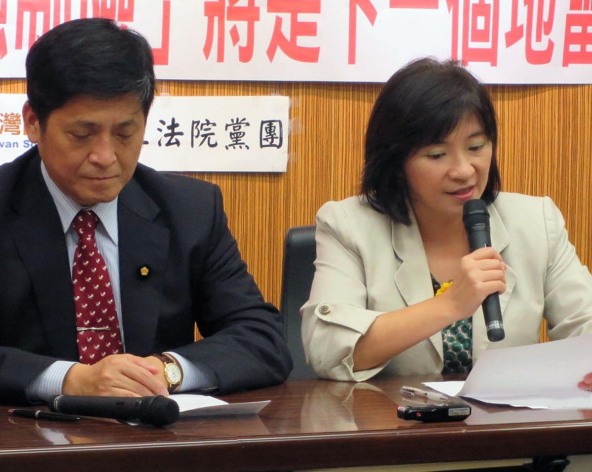 台聯黨團今(26)日質疑，菸品健康福利捐疑似濫發補助，淪為民間團體的小金庫。圖：翁嫆琄/攝。