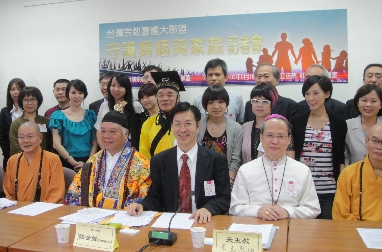 為反對同性婚姻及多元成家草案，台灣宗教團體愛護家庭大聯昨（18）日召開記者會。圖4之1：王立柔/攝