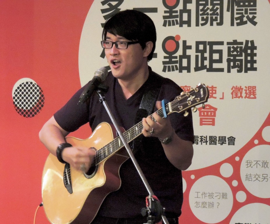 台灣皮膚科醫學會舉辦「乾癬病患憂鬱風險增4成、自殺機率增4成4」記者會，病友童先生現場演唱，已故歌手張雨生的歌曲「我的未來不是夢」，鼓勵大家不論在生活上遇到多少困難，都要努力的去面對。 圖：林怡嫺/攝