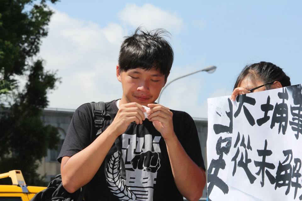 陳為廷在旁好幾次拿起衛生紙擦拭眼淚。圖3之3：林雨佑/攝