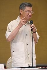 行政院長陳冲9日穿著麥可喬丹出道20週年紀念衫，出席全國籃球發展會議，展現對籃球運動的支持。圖片來源：中央社。