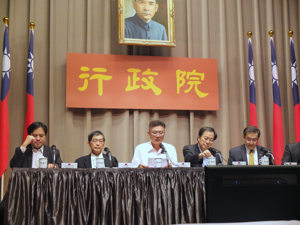 針對立委將農舍修法案從備查改為審查，行政院15日表示，仍希望農地農用的政策能實施。圖：翁嫆琄/攝