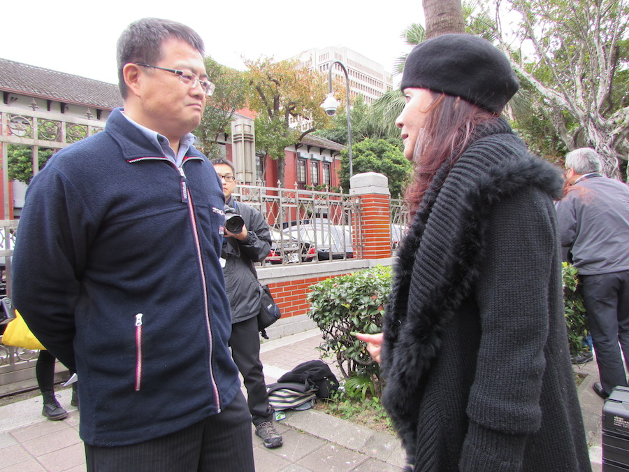 教育部推動《幼照法》修法，卻因教師資格問題，引發具教師證的幼教師與不具教師證的教保員之間矛盾。正反雙方今(7)日更直接在街頭展開辯論。圖：邱珮文/攝
