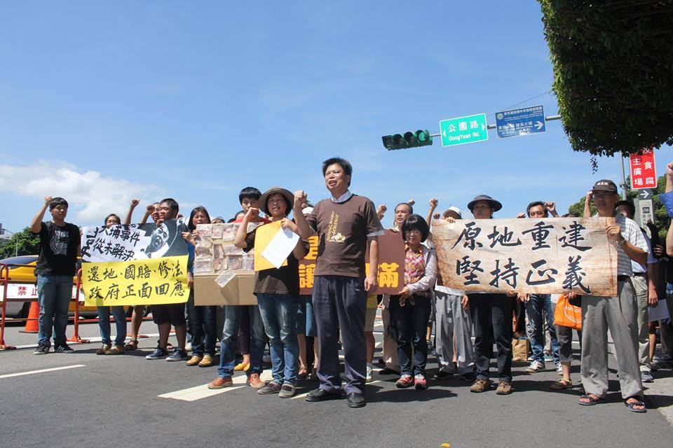 農陣理事長徐世榮等30多人一起來聲援彭秀春。圖3之2：林雨佑/攝