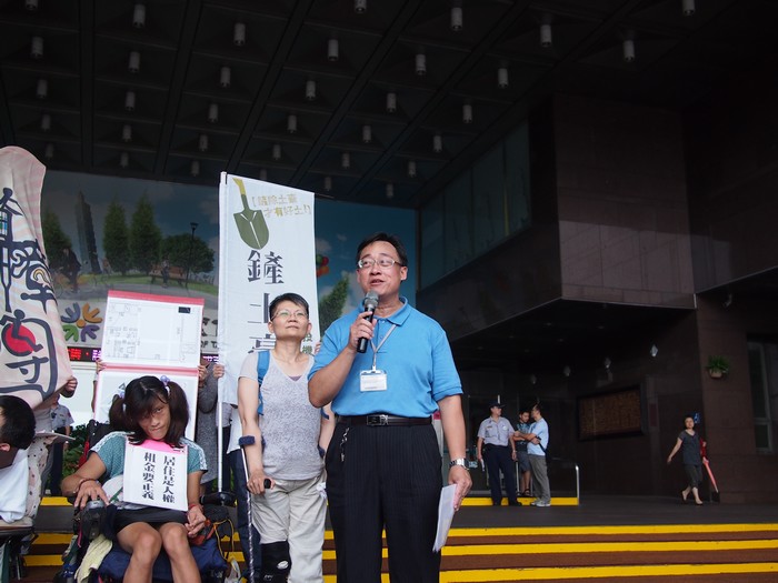 都發局住宅服務科長蔡瑞艇也於現場澄清誤會。圖:何星瑩/攝