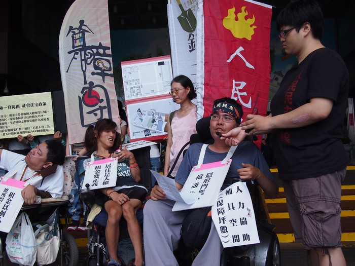 民陣．算障團召開記者會，呼籲「聯開作社宅，租金依所得」。圖:何星瑩/攝