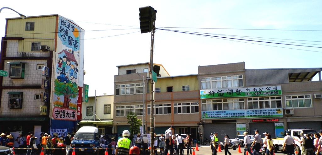 大埔土地還在爭執中，附近卻陸績開幕多家土地仲介公司要賣大埔土地，相當諷刺。圖5：陳權欣/攝