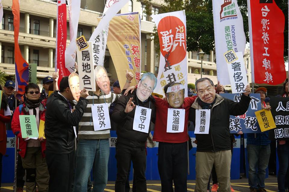 巢運16日在行政院前演出行動劇，諷刺建商可以輕鬆見到行政院長毛治國、財政部長張盛和及內政部長陳威仁，民間團體卻無法。圖：巢運提供