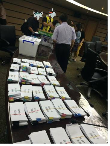割闌尾計畫團隊今（26）天正式將罷免蔡正元的提議書送交中選會。圖：翻攝自Appendectomy Project割闌尾計畫臉書