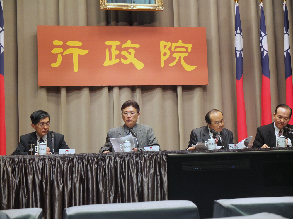 行政院發言人孫立群(左二)17日批評，有台灣人貶低我國觀光，對於民間跟政府部門都是很大的污衊。圖：翁嫆琄/攝