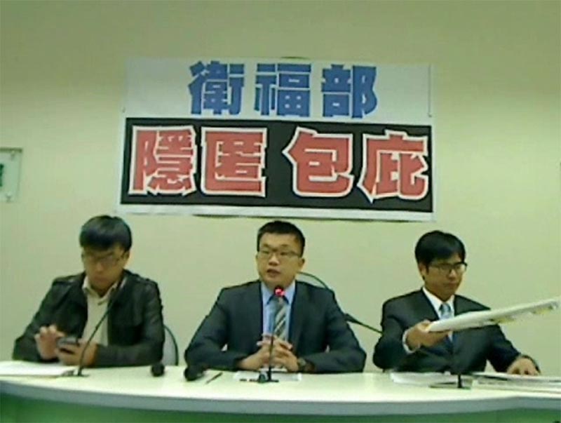民進黨立委今(3)日紛紛質疑衛福部早知頂新進口的就是飼料油，卻遲遲不對外說明，拖了10多天才進行預防性下架。圖：民進黨團提供。