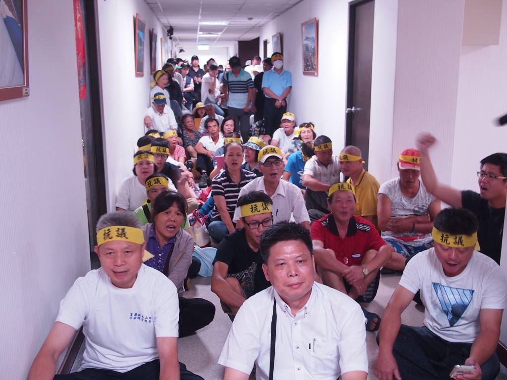 宜蘭縣冬山鄉永安路居民11日北上營建署抗議，由於對都委會做成的決議不滿，並希望有確切的溝通承諾「召開聽證會」，居民於都委會會議室外的走廊上，靜坐抗議近1個小時。圖:何星瑩/攝