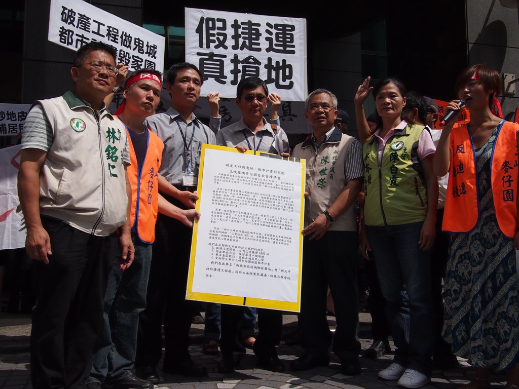 在新北市議員林銘仁、陳世榮的陪同下，自救會居民將陳情書交給新北市城鄉發展局副局長張溫德、捷運工程處副處長凌建勳。圖:何星瑩/攝
